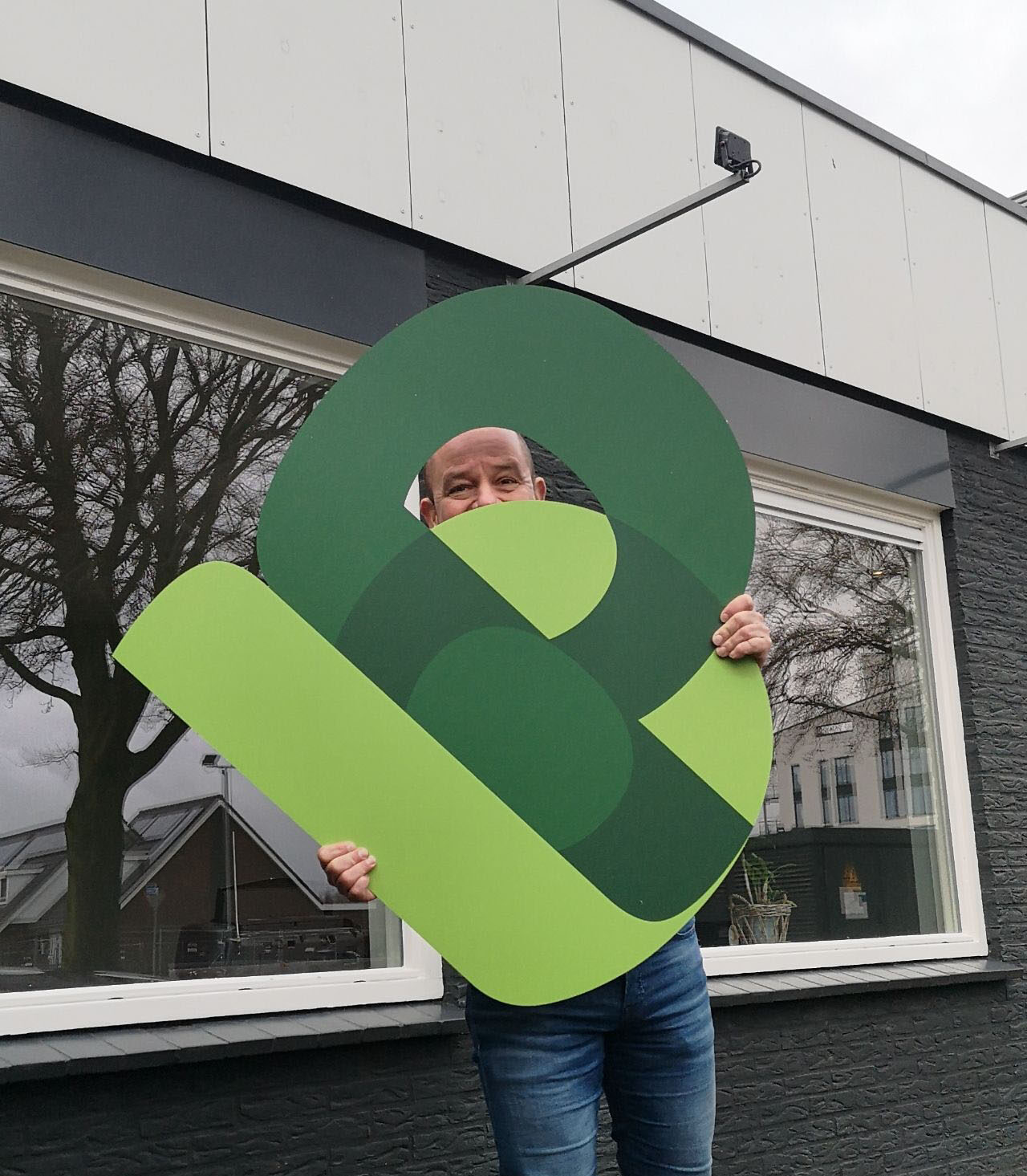 nieuw logo op het pand