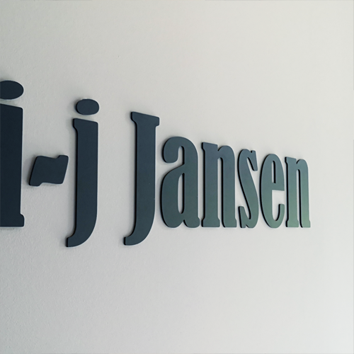 Bi'j Jansen - Logo op wand
