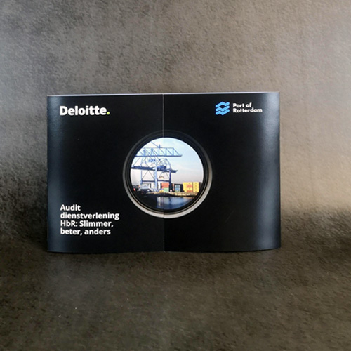folder met venstervouw Deloitte